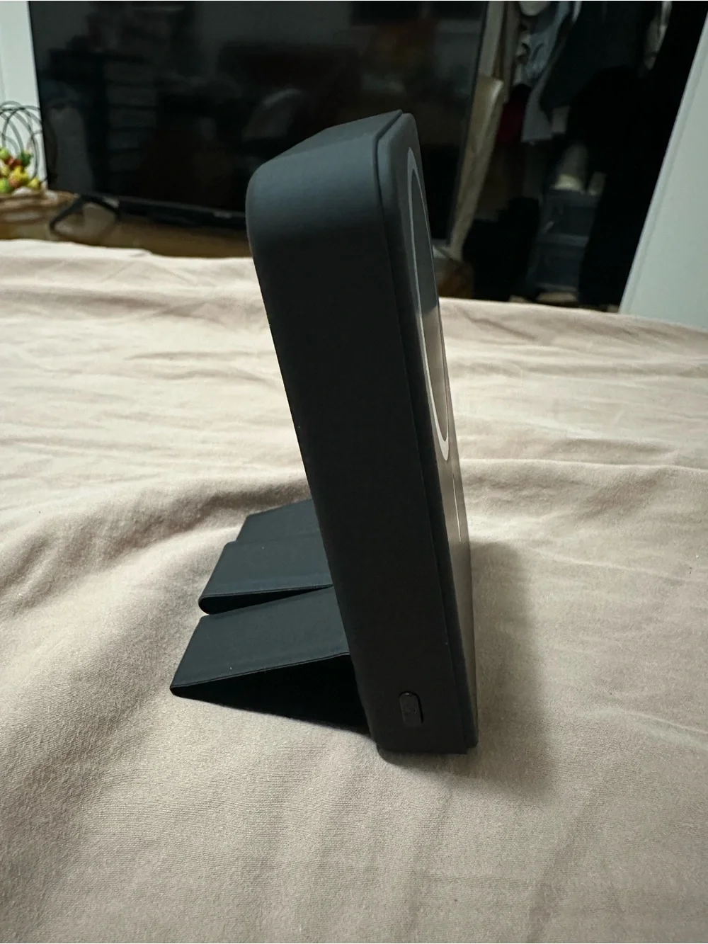 Magnetic Wireless Charger Stand in Black with Light Gray Ring